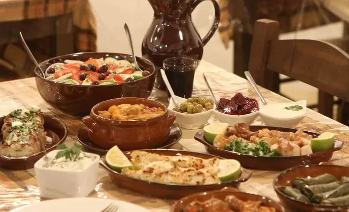 ΕΡΕΥΝΑ: Νερό και platters από.. χρυσάφι - Τεράστιες αποκλίσεις στα εστιατόρια