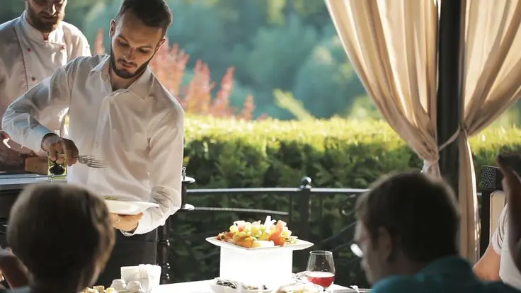 Bloomberg: Η επέλαση των YOLO καταναλωτών στις ΗΠΑ - Τι είναι η νέα τάση