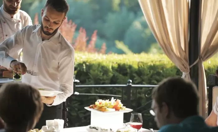 Bloomberg: Η επέλαση των YOLO καταναλωτών στις ΗΠΑ - Τι είναι η νέα τάση