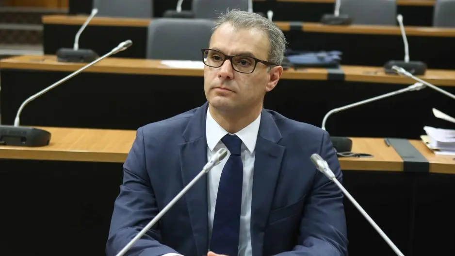 Καταθέτει για τα 