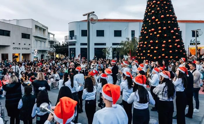 «Γέμισαν» τα καταστήματα στο κέντρο της Πάφου ενόψει γιορτών