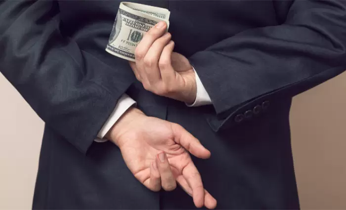 Ελλάδα: «Φτωχός» έκανε δωρεά 370.000 ευρώ στη σύζυγό του