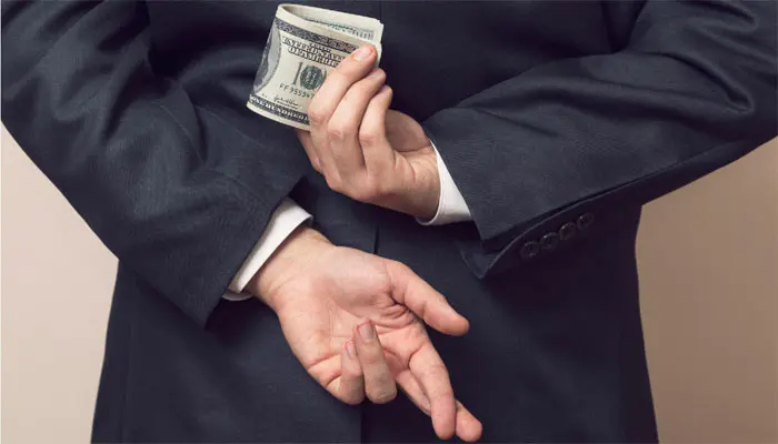 Ελλάδα: «Φτωχός» έκανε δωρεά 370.000 ευρώ στη σύζυγό του