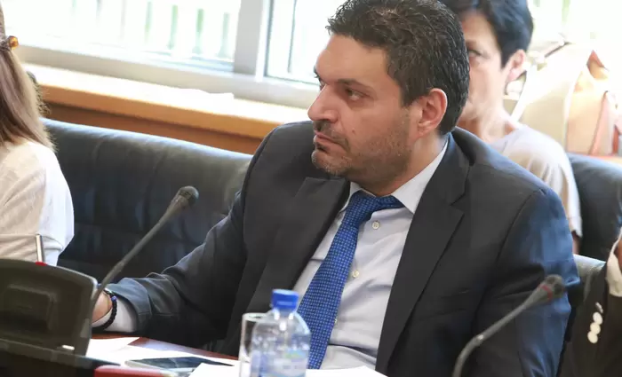 ΥΠΟΙΚ: Ανοιχτό παράθυρο για περικοπές σε δημόσιους υπαλλήλους στο μέλλον