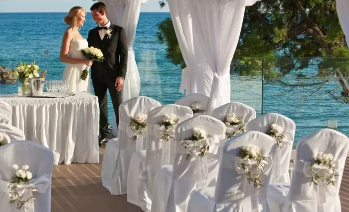 Διευκρινήσεις για τη μάσκα σε γάμους και βαπτίσεις