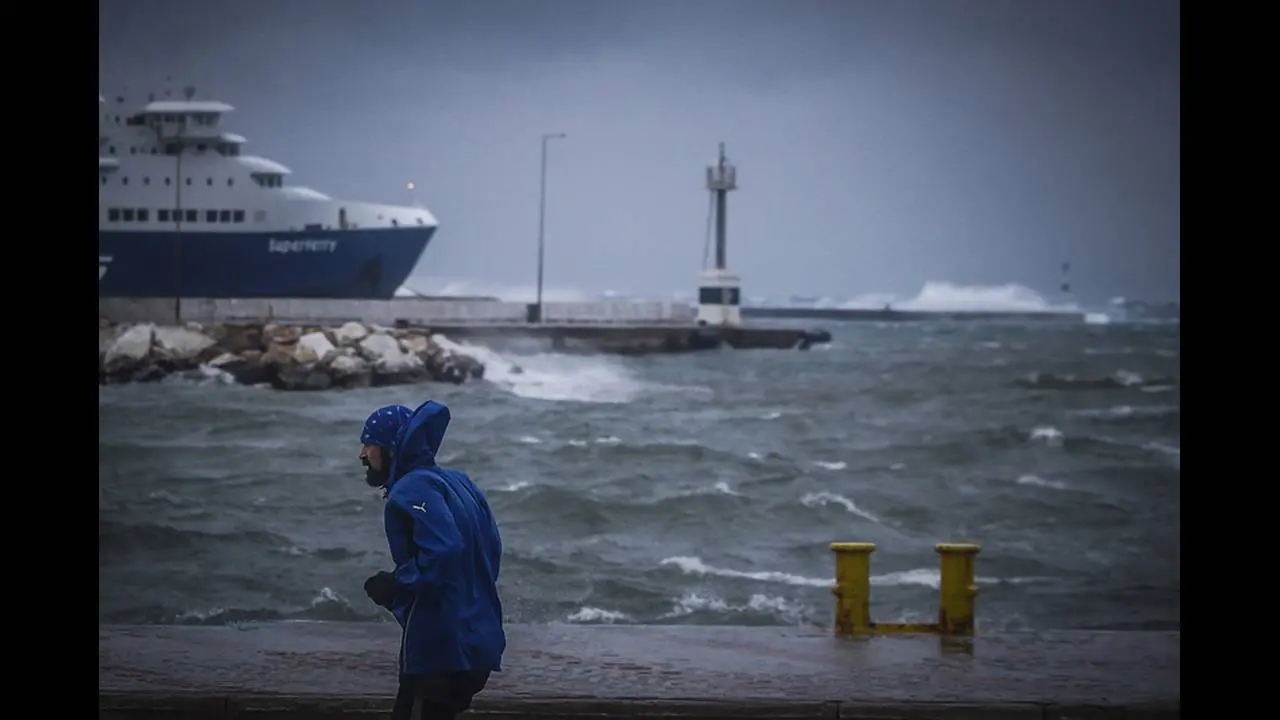 Δεμένα πολλά από τα πλοία στην Ελλάδα λόγω κακοκαιρίας