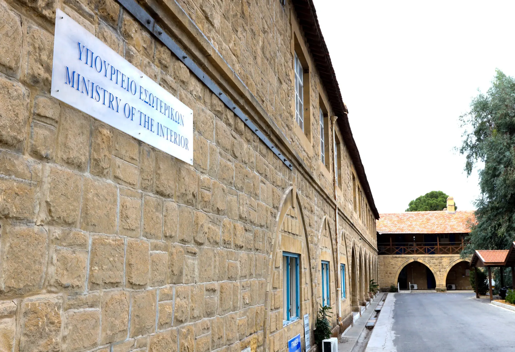 «Αβάσιμες» οι κατηγορίες: Η απάντηση του ΥΠΕΣ για τις τρεις θέσεις στις Βρυξέλλες