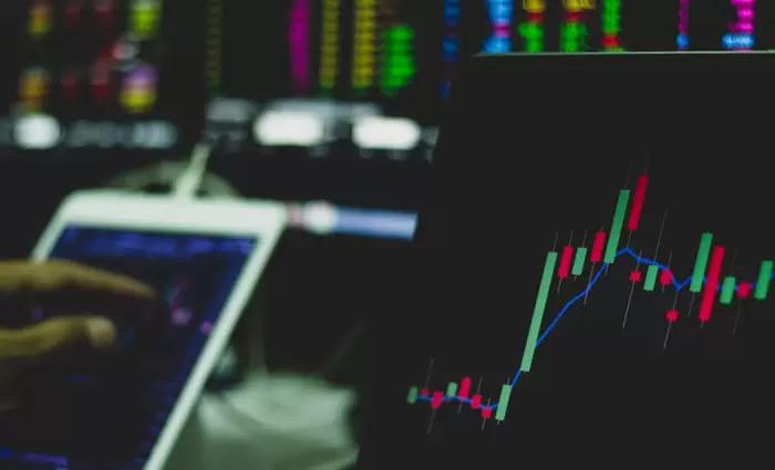Βρετανία: Γίνεται ασφαλές καταφύγιο για τους επενδυτές που τρομάζουν από το χάος στη Γαλλία