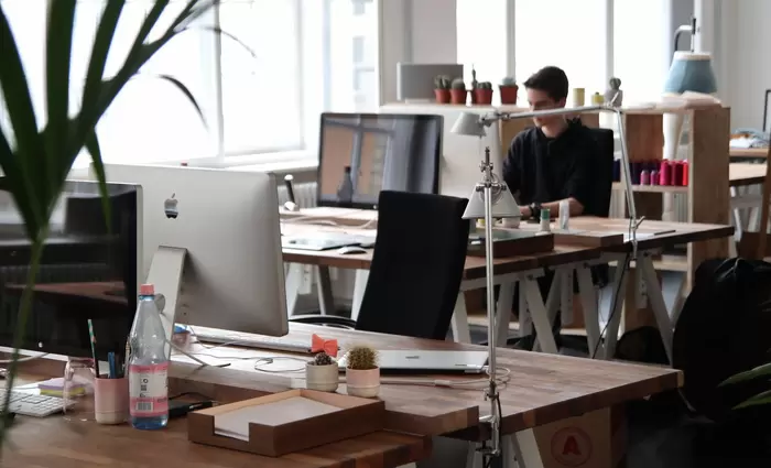 Τετραήμερη εργασία: Τα οφέλη για εργαζόμενους, στελέχη και πελάτες