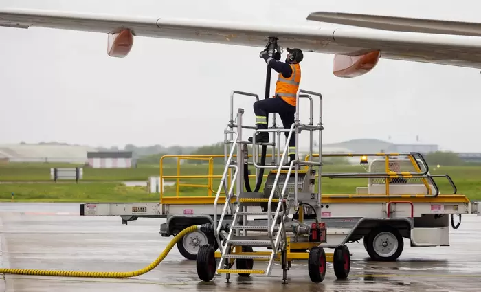 Επίτροπος ενέργειας: Σε ετοιμότητα για το jet fuel – 30 δισ. ευρώ επιπλέον κόστος για ορυκτά καύσιμα στην ΕΕ