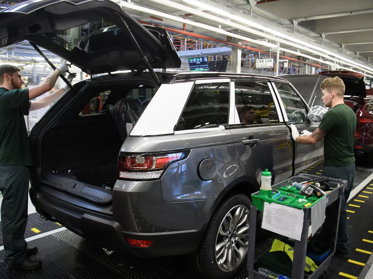 Η στροφή της Jaguar στην ηλεκτροκίνηση φέρνει μείωση προσωπικού 