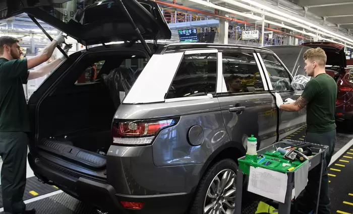 Η στροφή της Jaguar στην ηλεκτροκίνηση φέρνει μείωση προσωπικού 