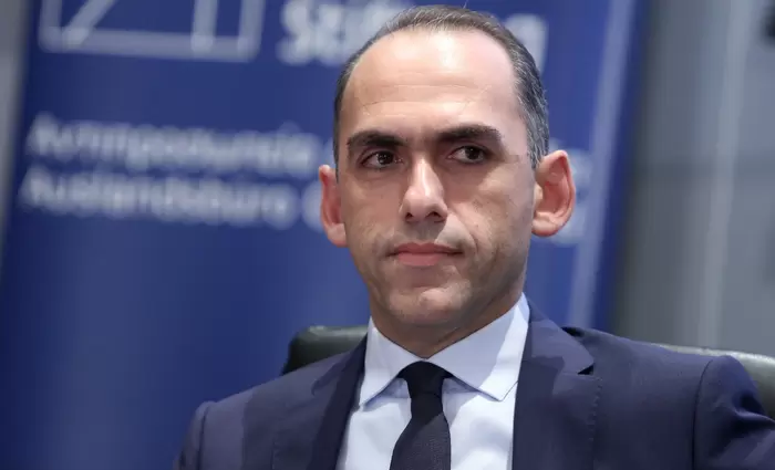 Χάρης: Δεν θα επιβαρυνθεί ο ιδιωτικός τομέας από την απόφαση για τις περικοπές