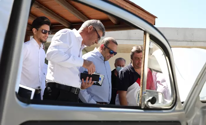 Μαθητές μετέτρεψαν όχημα σε ηλεκτρικό (pics)