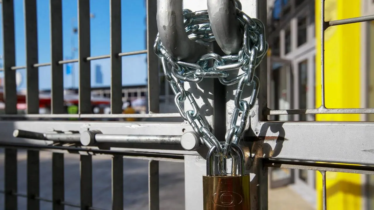 Παγκόσμιοι κολοσσοί κατεβάζουν ρολά και αναστέλλουν εργασίες