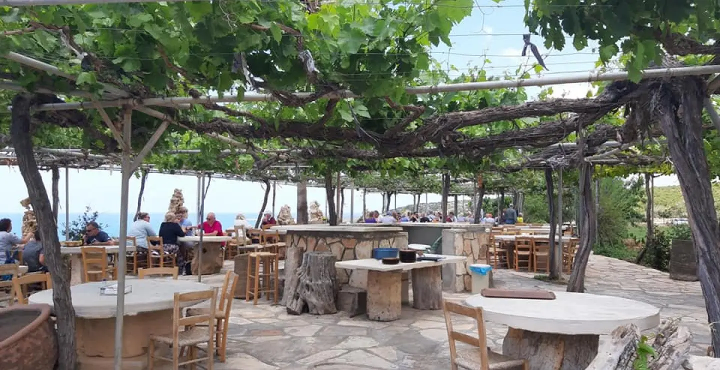 Αυτή είναι η ταβέρνα με την καλύτερη θέα στην Κύπρο (pics)
