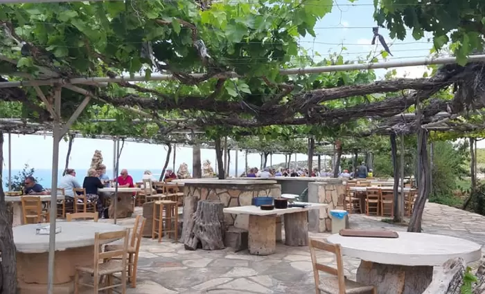 Αυτή είναι η ταβέρνα με την καλύτερη θέα στην Κύπρο (pics)