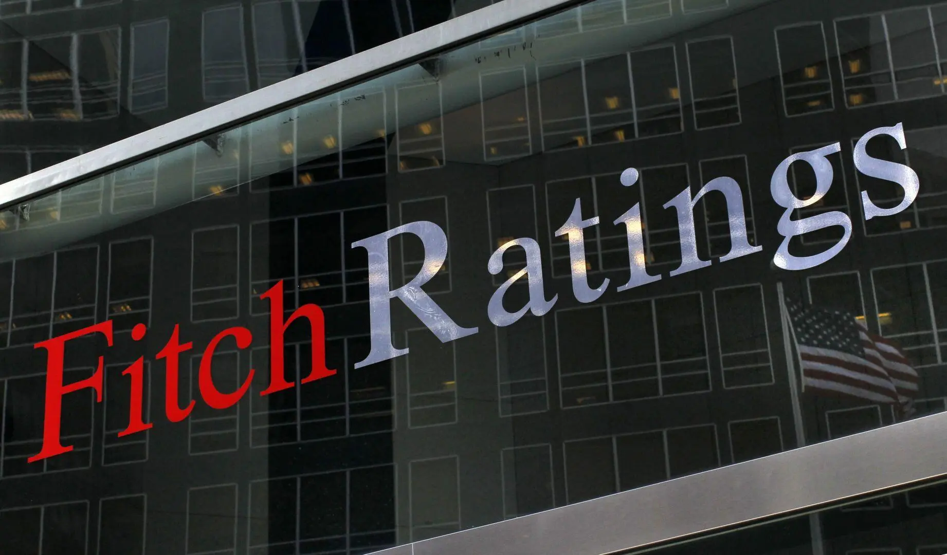 Ο οίκος Fitch υποβάθμισε το outlook της γαλλικής οικονομίας