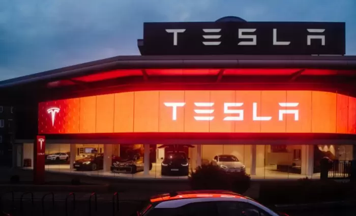 Ρευστότητα $2 δισ. αναζητεί η Tesla