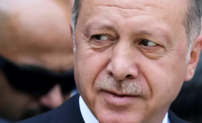 Η λίρα «γκρεμοτσακίζεται» και αυτός ακούει μόνο τον Αλλάχ