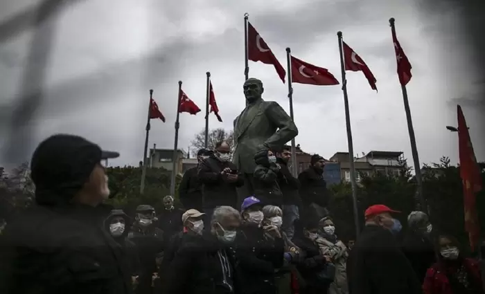 Στους δρόμους οι Τούρκοι για τις τιμές της ενέργειας