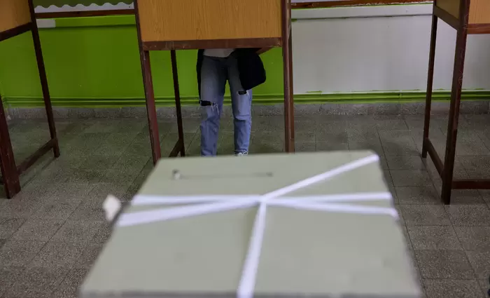 Ομαλά εξελίσσεται η ψηφοφορία στα εκλογικά κέντρα της Ελλάδας