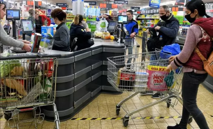 Ετοιμάζουν και το «εορταστικό καλάθι» στην Ελλάδα