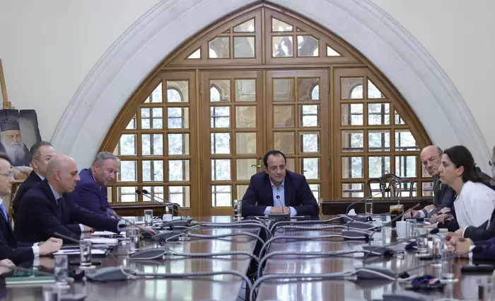 Προτείνουν να λαμβάνεται υπόψη η αυξομείωση επιτοκίων στη σύναψη δανείου