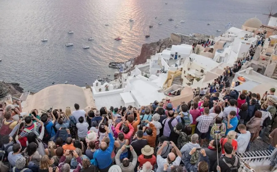 Έχει υπερτουρισμό η Ελλάδα; – Τι απαντούν οι πολίτες