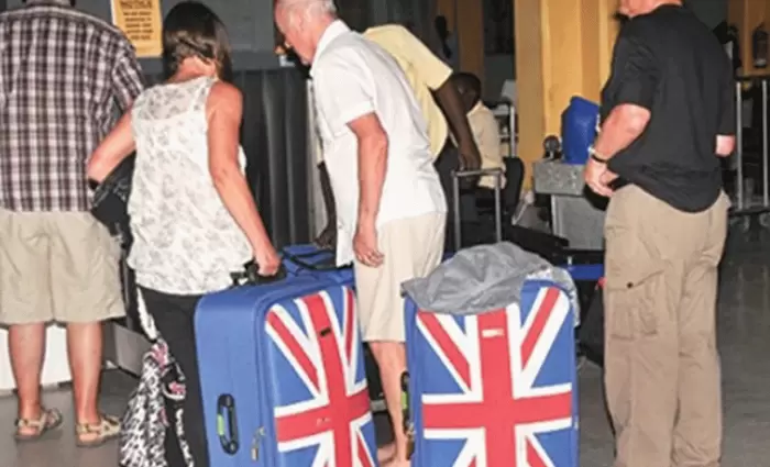 Τρέχουν να κλείσουν διακοπές οι Βρετανοί