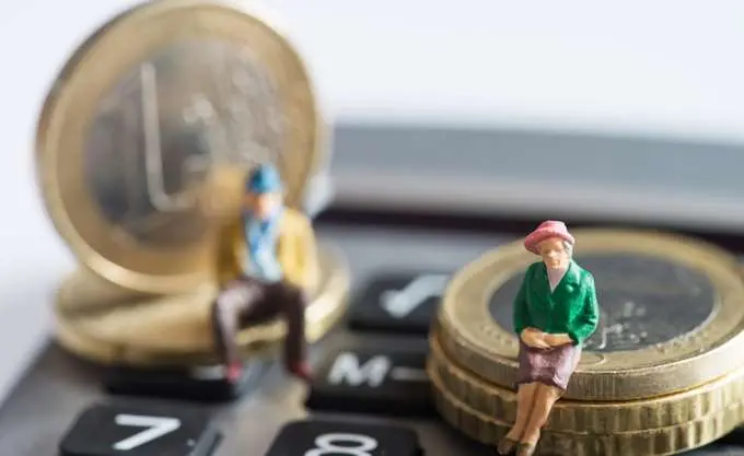 Στους λογαριασμούς των δικαιούχων συντάξεις και επιδόματα 