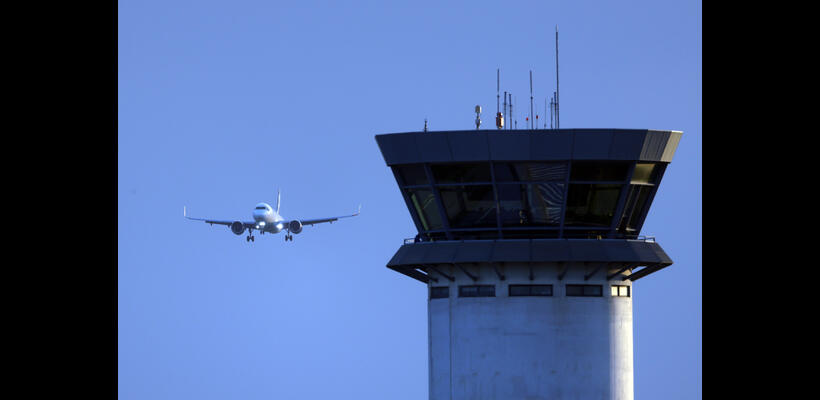 Η διψήφια πτώση στα αεροδρόμια, τα κίνητρα και το «σαφάρι» Κουμή στο εξωτερικό