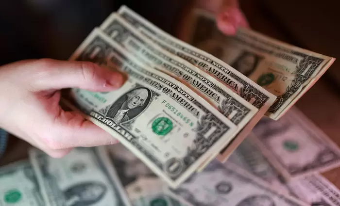 Δολάριο: Βουτιά μετά την εκεχειρία ΗΠΑ–Ιράν και στροφή στα risk assets