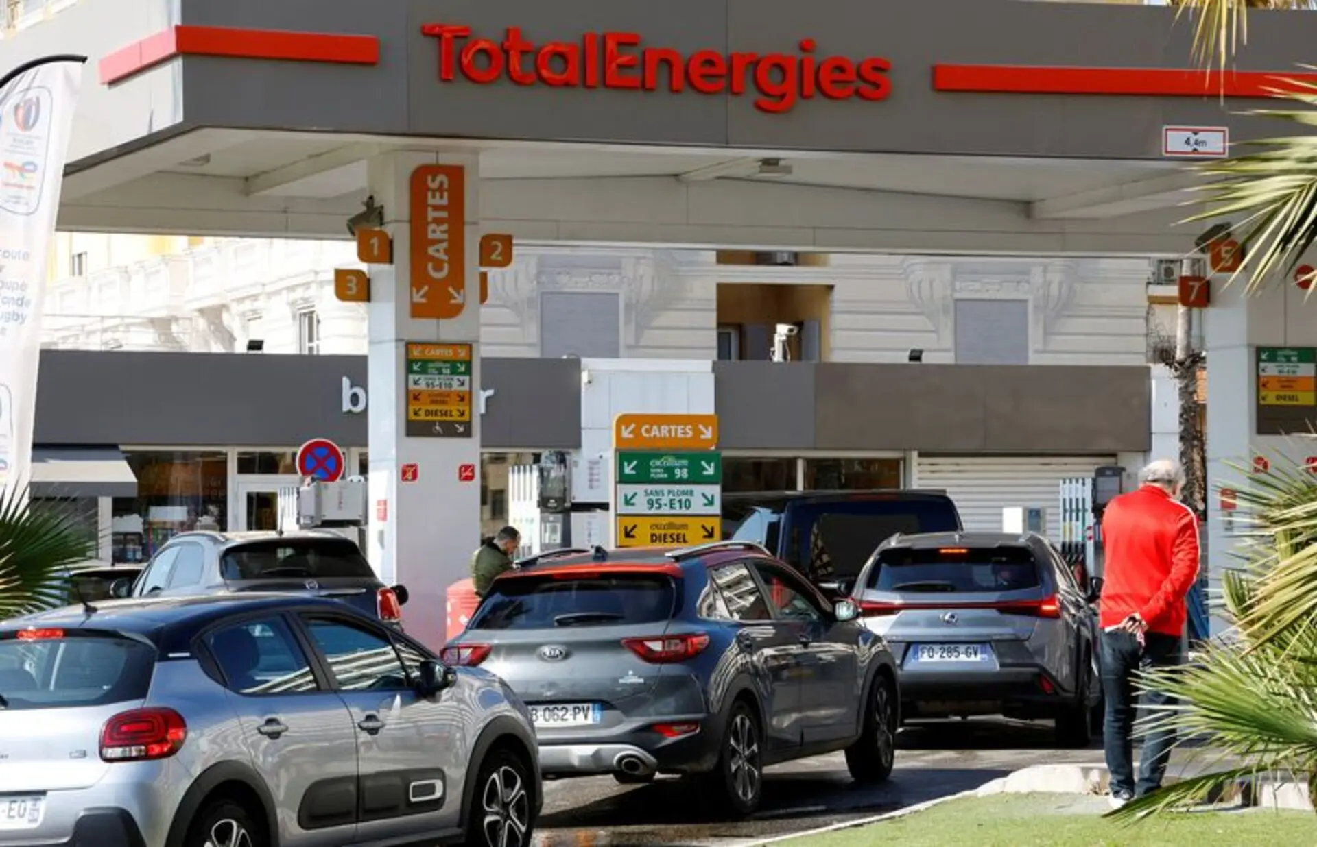 TotalEnergies: Ο πετρελαϊκός κολοσσός έβαλε πλαφόν στα καύσιμα, αλλά μόνο για τους… Γάλλους