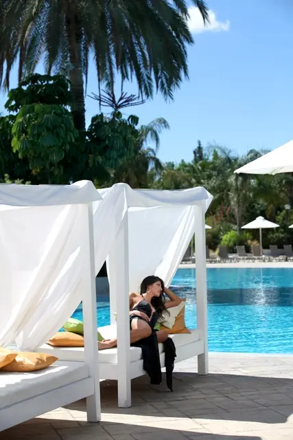 Sorrento Pool Bar: Οι βουτιές πλέον συνδυάζονται με δροσιστικές επιλογές ποτών