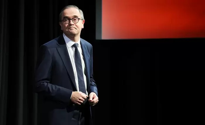 Renault: Η μετοχή υποχωρεί και ο νέος CEO υπόσχεται δραστική μείωση δαπανών με κινεζικό μοντέλο