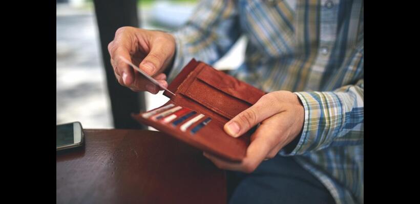 Αυτές οι 5 συνήθειες μας κοστίζουν χρήματα χωρίς να το καταλαβαίνουμε