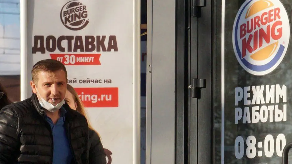Burger King: Γιατί είναι ακόμα ανοιχτά στη Ρωσία;