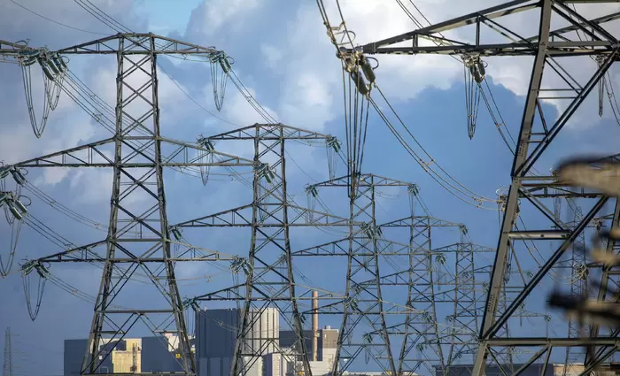 Γιατί καταρρέουν οι πάροχοι ηλεκτρικής ενέργειας στην Μ. Βρετανία;