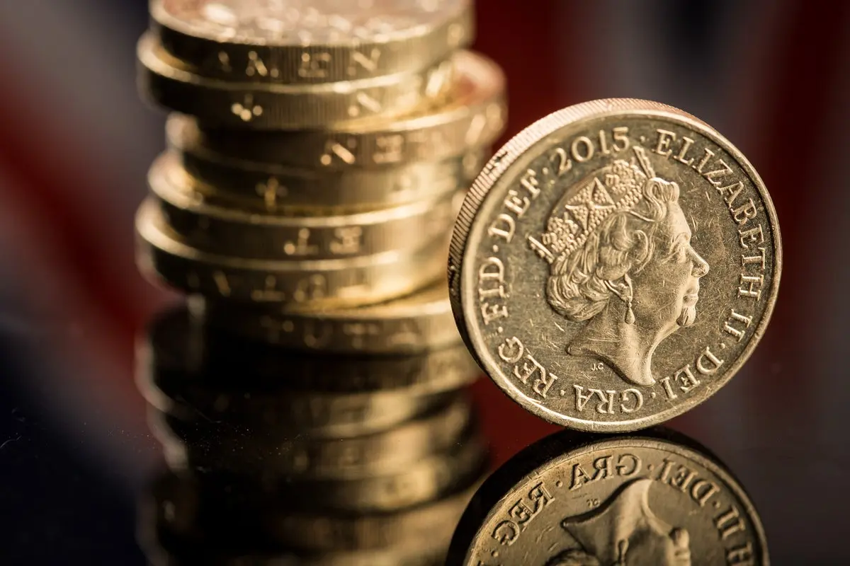 Χαμηλές πτήσεις για την στερλίνα