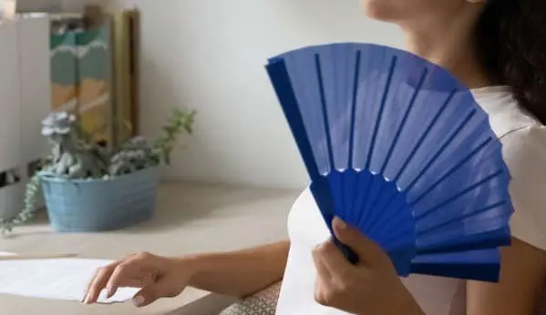 Με βεντάλιες οι Ισπανοί εργαζόμενοι στο Δημόσιο