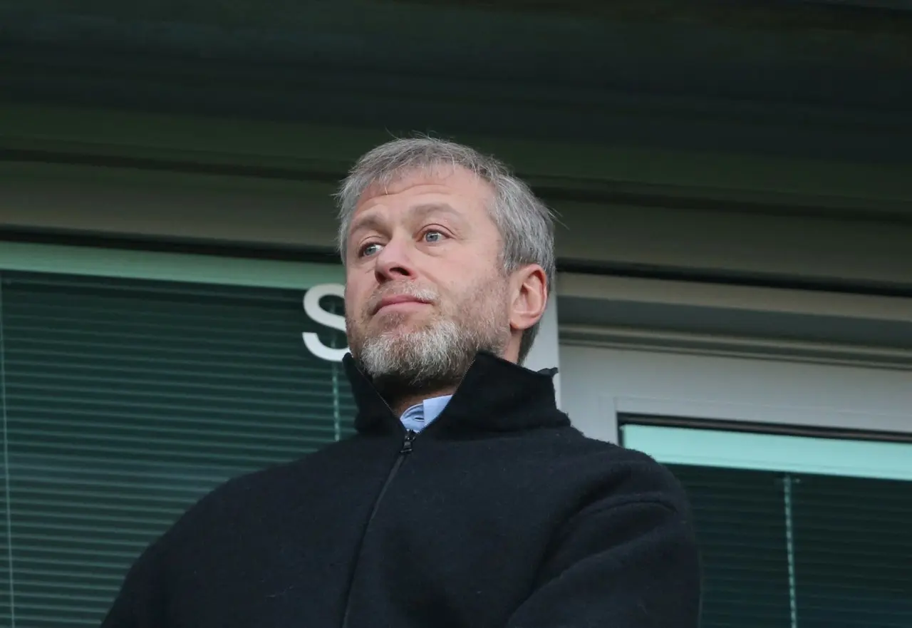 Βρετανία: Γιατί απειλεί με μήνυση τον δισεκατομμυριούχο Ρομάν Αμπράμοβιτς