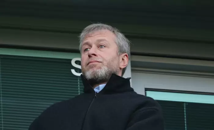 Βρετανία: Γιατί απειλεί με μήνυση τον δισεκατομμυριούχο Ρομάν Αμπράμοβιτς