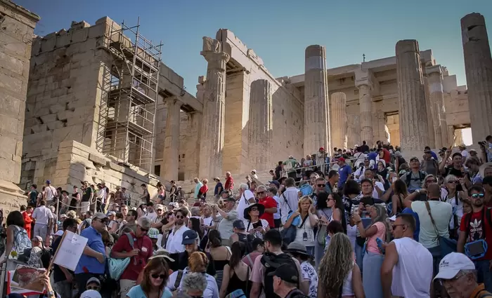 Φρένο στον υπερ-τουρισμό: Αθήνα και άλλες ευρωπαϊκές πόλεις λαμβάνουν μέτρα