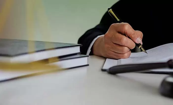 Οι κληρονόμοι θανόντος δικαιούνται την άδεια μετ' αποδοχών του