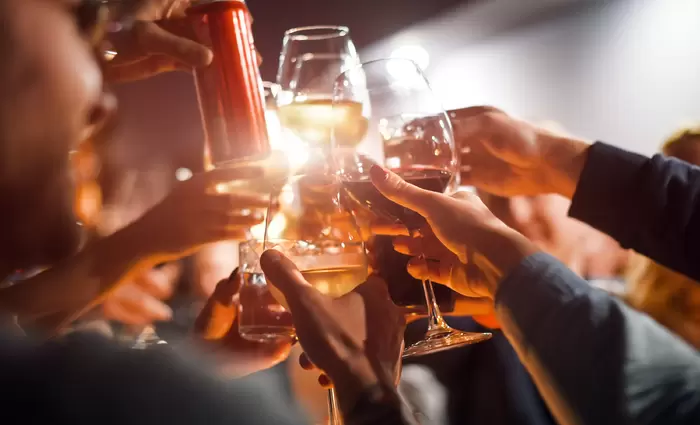 Ποιος είναι ο νέος μέγιστος αριθμός ατόμων σε συναθροίσεις;