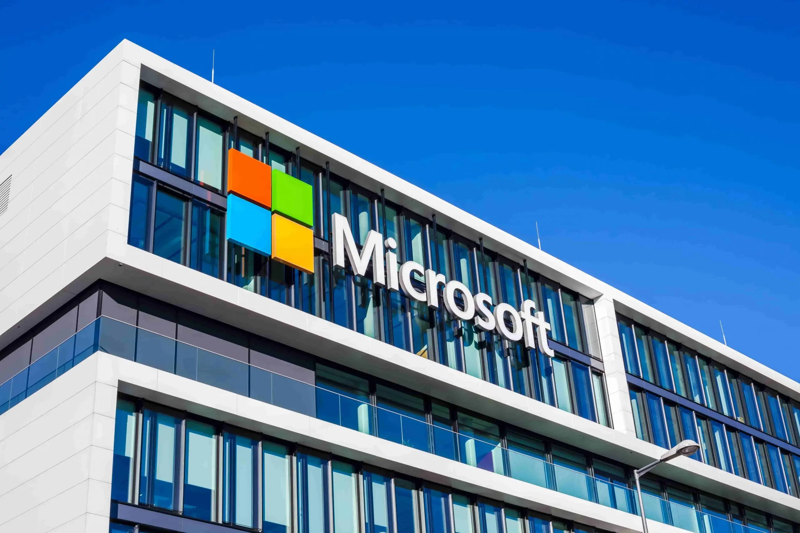 Η Microsoft χάνει την ιδιότητα του αποκλειστικού παρόχου cloud του OpenAI