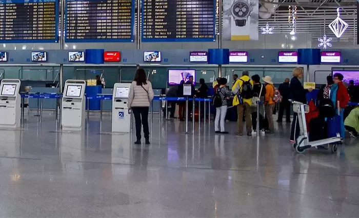 «Σύννεφα» ξαναφέρνουν στα ευρωπαϊκά αεροδρόμια οι ταξιδιωτικοί περιορισμοί