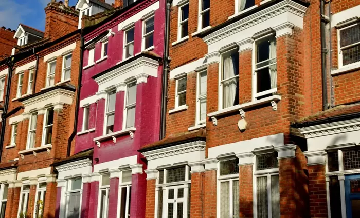 Πλημμύρες στο Λονδίνο: Πώς πέφτουν οι αξίες ακινήτων στις ακριβές συνοικίες