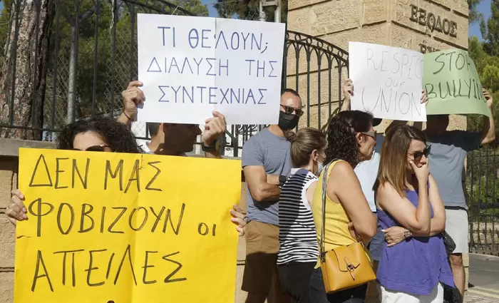 Καταγγέλλουν την απόλυση συνδικαλιστριών από την Αγγλική Σχολή